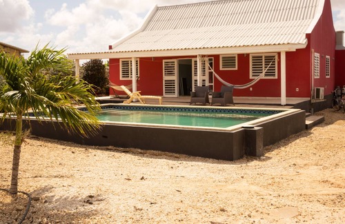 Kralendijk Casa | Kunuku Bieuw or old knoek, we offer you this authentic house with pool.