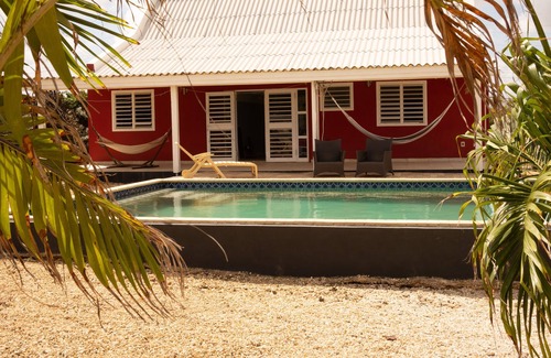 Kralendijk Casa | Kunuku Bieuw or old knoek, we offer you this authentic house with pool.