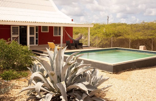 Kralendijk Casa | Kunuku Bieuw or old knoek, we offer you this authentic house with pool.