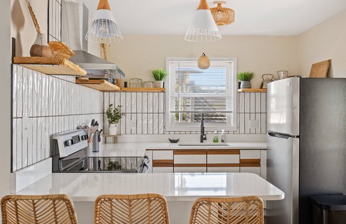 Kure Beach Apartamento | Peek a boo ocean view! Family-sized condo w/ private deck and entertaining area