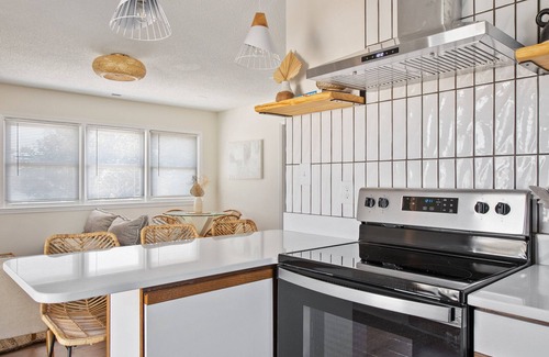 Kure Beach Apartamento | Peek a boo ocean view! Family-sized condo w/ private deck and entertaining area