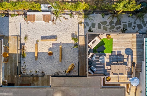 Kure Beach Apartamento | Peek a boo ocean view! Family-sized condo w/ private deck and entertaining area