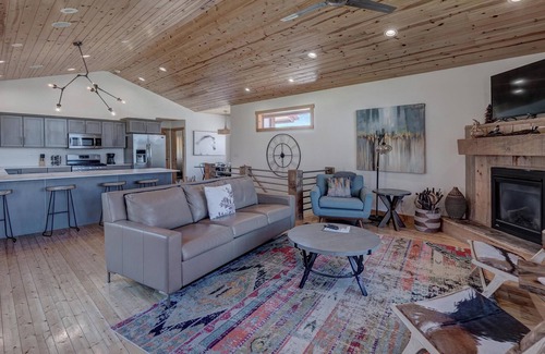 Lead Chalet De Esquí | Kussy 3 BR Chalet at Terry Peak with Outdoor Hot Tub - Sleeps 8