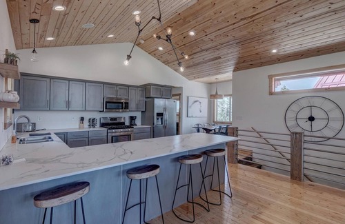 Lead Chalet De Esquí | Kussy 3 BR Chalet at Terry Peak with Outdoor Hot Tub - Sleeps 8