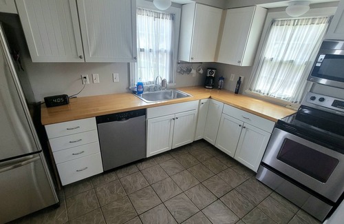 Kutzky Park Casa | Kutzky Cottage / 3 BR, 4 Blocks to Mayo, Family & Pet Friendly, Fenced Yard