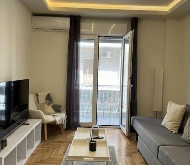 Kypseli Apartamento | Kypseli Contemporary Comfort for 6