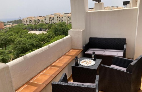 San Luis de Sabinillas Apartamento | Lägenhet högst upp, med pool och utsikt över havet