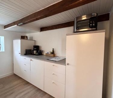 Norden Casa | Lüttje Koje - Ferienhaus direkt am Deich und dem Meer dahinter
