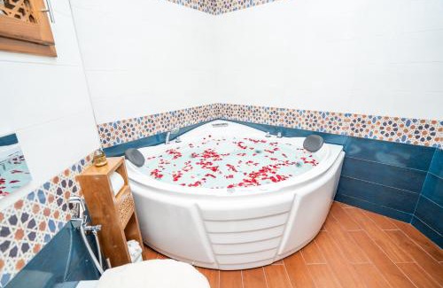 Quartier Mozart Apartamento | L'étoile de Tanger - Jacuzzi - Proche plage & Corniche - Appartement Chic et Moderne - Jusqu'à 8 personnes - AC, WIFI, IPTV