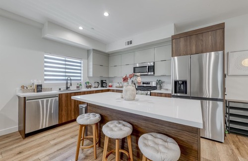Sherman Oaks Casa | L.A Haven Georgous Townhome Garage Park