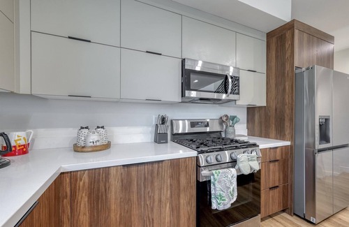 Sherman Oaks Casa | L.A Haven Georgous Townhome Garage Park