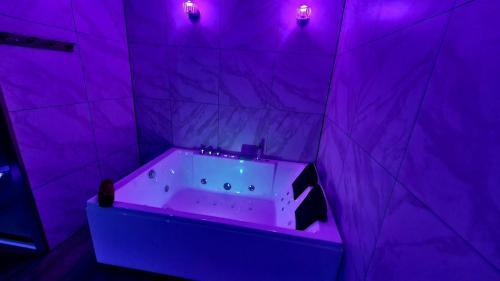 Montigny-sur-Vence Apartamento | L&A Home and Spa, baignoire jacuzzi