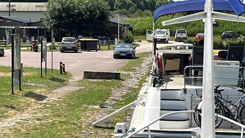 Tanlay Alquiler De Eote | L'Amazone - bateau à quai sur le canal de bourgogne