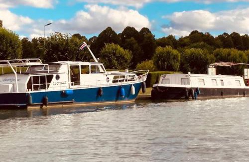 Tanlay Alquiler De Eote | L'Amazone - bateau à quai sur le canal de bourgogne