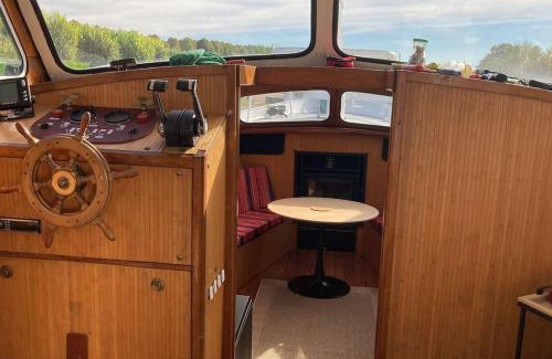 Tanlay Alquiler De Eote | L'Amazone - bateau à quai sur le canal de bourgogne