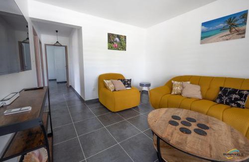 Trois-Ilets Apartamento | L'Anse Plage appartement 2 chambres avec spa à 200 m de la plage, jardin Privé et Parking
