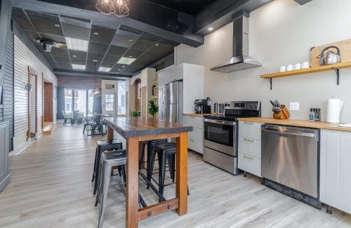 Ste Anne de Beaupre Casa | L'Auberge Saint-Anne 5BR with Billard & Hot Tub