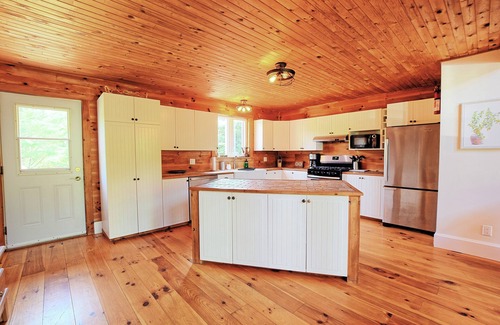 Wakefield Casa | L'Auberge des Collines Full Guest Suite