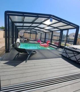 Carpentras Casa | L'Aurore Love Room de prestige jacuzzi sauna piscine chauffée cuisine