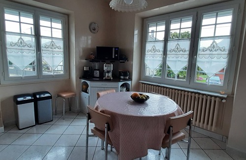Aurillac Casa | L'enclos de Lys - Appartement Avec Grand Balcon et Accès Direct au Jardin