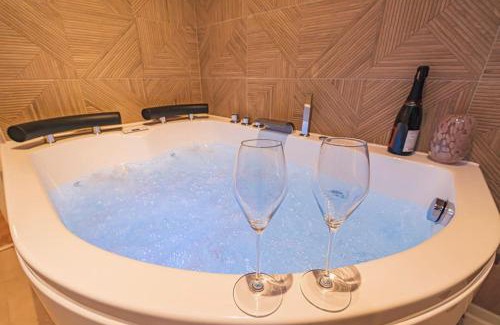 Chalons-en-Champagne Apartamento | L Envolé - Jacuzzi - Proche Gare et Centre ville