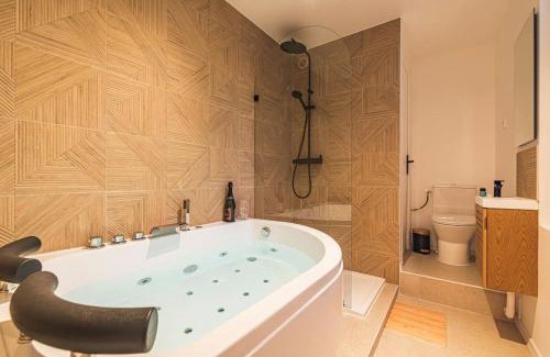 Chalons-en-Champagne Apartamento | L Envolé - Jacuzzi - Proche Gare et Centre ville