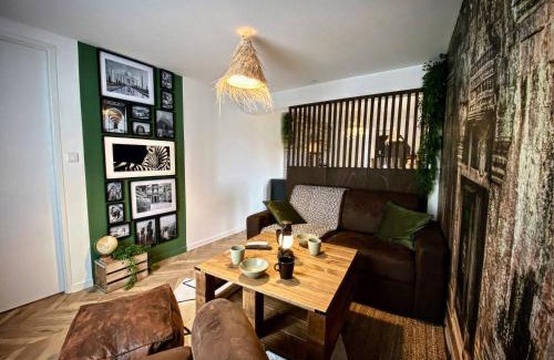 Villeneuve-sur-Yonne Apartamento | L'Expédition - By BEST KEYS - Expérience Unique - Déco Immersive - Lit Queen Size & Canapé Convertible - Centre Ville - Smart TV - Machine à Café Nespresso - Netflix & WiFi ILLIMITÉ - Check-in Autonome - Parking Gratuit