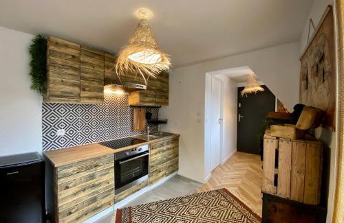 Villeneuve-sur-Yonne Apartamento | L'Expédition - By BEST KEYS - Expérience Unique - Déco Immersive - Lit Queen Size & Canapé Convertible - Centre Ville - Smart TV - Machine à Café Nespresso - Netflix & WiFi ILLIMITÉ - Check-in Autonome - Parking Gratuit