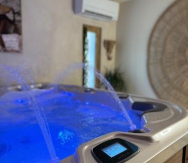 Puget-sur-Argens Apartamento | L'EXTASE - LOVE ROOM - Jacuzzi privé & Terrasse - Parking et Wifi Gratuit - Elégance & Confort - Une expérience Détente et Sensuelle à votre portée ! OFFRE SPÉCIALE