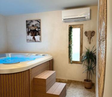 Puget-sur-Argens Apartamento | L'EXTASE - LOVE ROOM - Jacuzzi privé & Terrasse - Parking et Wifi Gratuit - Elégance & Confort - Une expérience Détente et Sensuelle à votre portée ! OFFRE SPÉCIALE