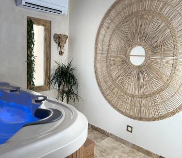 Puget-sur-Argens Apartamento | L'EXTASE - LOVE ROOM - Jacuzzi privé & Terrasse - Parking et Wifi Gratuit - Elégance & Confort - Une expérience Détente et Sensuelle à votre portée ! OFFRE SPÉCIALE