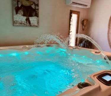 Puget-sur-Argens Apartamento | L'EXTASE - LOVE ROOM - Jacuzzi privé & Terrasse - Parking et Wifi Gratuit - Elégance & Confort - Une expérience Détente et Sensuelle à votre portée ! OFFRE SPÉCIALE