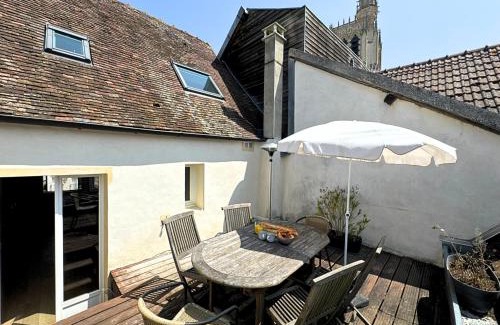 Sens Apartamento | L'Iconic - By BEST KEYS - Vue Exceptionnelle Cathédrale - Terrasse Privée- Prestige en Plein Cœur de Ville - Tout à Pied - Standing Charme & Calme - Check-in Autonome - Internet WiFi Fibre offert - Smart TV - Machine à Café Nespresso