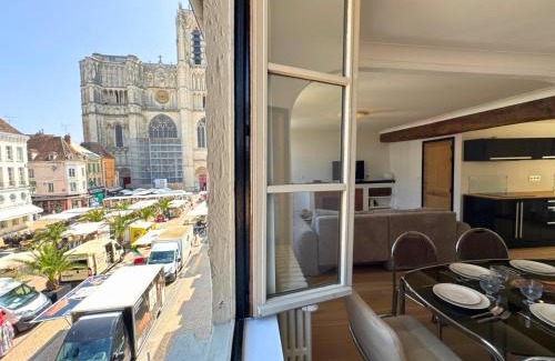 Sens Apartamento | L'Iconic - By BEST KEYS - Vue Exceptionnelle Cathédrale - Terrasse Privée- Prestige en Plein Cœur de Ville - Tout à Pied - Standing Charme & Calme - Check-in Autonome - Internet WiFi Fibre offert - Smart TV - Machine à Café Nespresso
