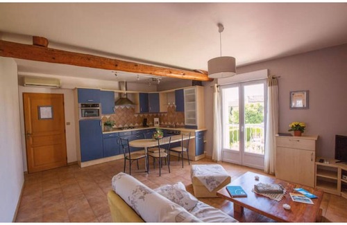Chateauneuf-de-Gadagne Casa | L'Oustau de Famiho Air-conditioned gite in renovated farmhouse near Avignon swimming pool