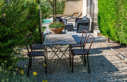 Chateauneuf-de-Gadagne Casa | L'Oustau de Famiho Air-conditioned gite in renovated farmhouse near Avignon swimming pool