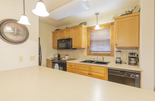 Reeds Spring Cabina | L130B, 2-Bedroom with Loft Lakeview Cabin