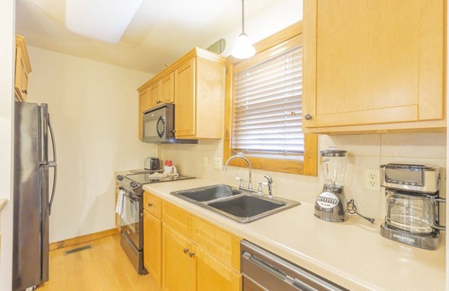 Reeds Spring Cabina | L130B, 2-Bedroom with Loft Lakeview Cabin