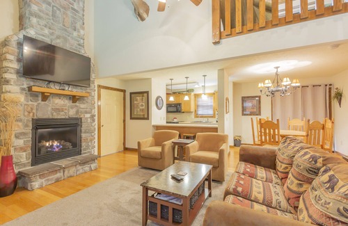 Reeds Spring Cabina | L130B, 2-Bedroom with Loft Lakeview Cabin