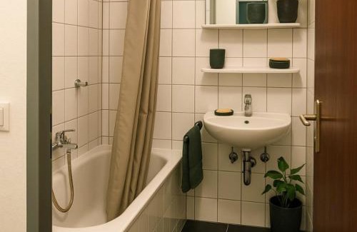 Alsdorf Apartamento | L21-Apartment Alsdorf, 2 Zimmer, 3 Betten, Standardisierte Ausstattung, ideal für Reisende, Pendler, Familien