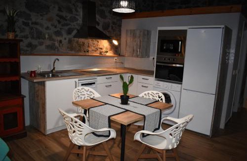 Ramales de la Victoria Apartamento | La Antigua Cuadra es un alojamiento de piedra y altos techos de madera con mucho encanto, jardín privado con barbacoa y acceso al río Asón