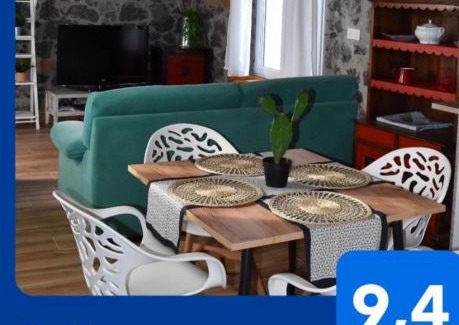 Ramales de la Victoria Apartamento | La Antigua Cuadra es un alojamiento de piedra y altos techos de madera con mucho encanto, jardín privado con barbacoa y acceso al río Asón