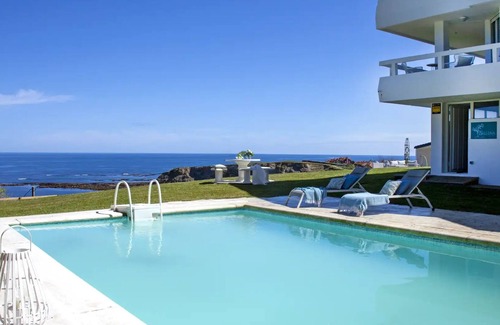 Centro de Comillas Villa | La Ballena Comillas Cantabria, Villa de lujo sobre el mar en Comillas.
