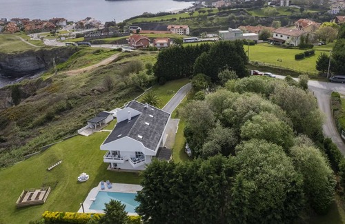 Centro de Comillas Villa | La Ballena Comillas Cantabria, Villa de lujo sobre el mar en Comillas.