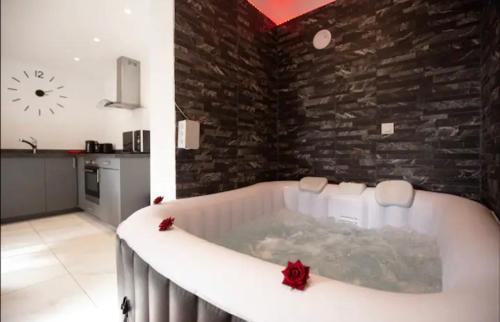Morangis Apartamento | La belle Hirondelle - Love Room Jacuzzi