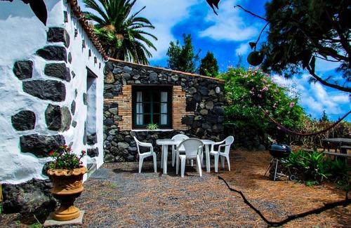 Breña Baja Casa | La Bodega casa rural con piscina y jardines