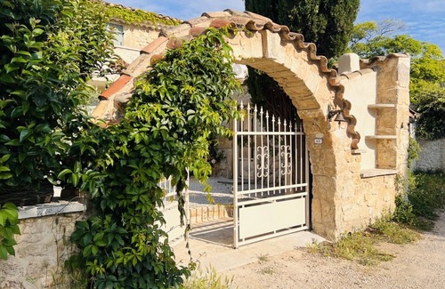 Mouries Casa | La Bohème 1 Mouries Centre, au Coeur des Alpilles : Cosy T2 Avec Jardin