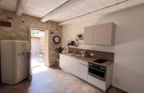 Mouries Casa | La Bohème 3 Mouries Centre, au Coeur des Alpilles: Superbe T2 Avec Patio et Spa