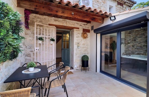 Mouries Casa | La Bohème 3 Mouries Centre, au Coeur des Alpilles: Superbe T2 Avec Patio et Spa