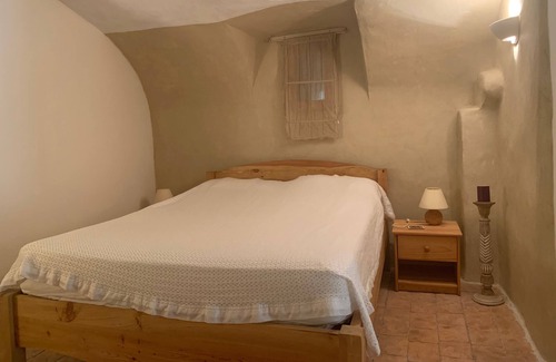 Saint-Sauveur-de-Cruzieres Cabaña | La CAVE aux VINS with private terrace and barbecue/shared pool